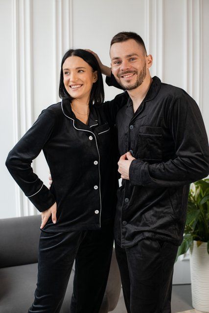 Фото Парні велюрові піжами Family Look (Чорні з кантом) | Елітні домашні костюми для нього та для неї &ndash; купити в Bluebell Room