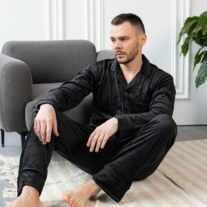 Фото Чоловіча велюрова піжама чорна з білим кантом &ndash; купити в Bluebell Room