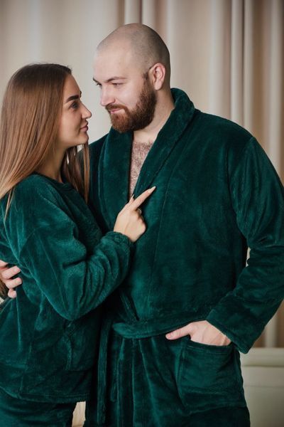 Фото Парні плюшеві костюми Family Look | Жіноча піжама з чешками та чоловіче кімоно (Смарагд) &ndash; купити в Bluebell Room